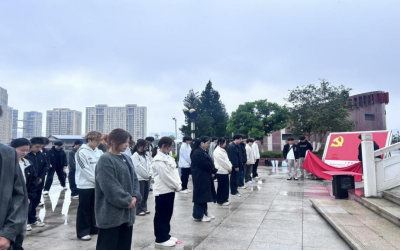 学院“智小宝”志愿服务队赴达州红军烈士陵园开展清明祭扫活动